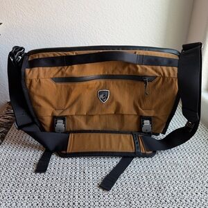 Kuhl Eskape 14 Kanvas Messenger Bag Travel Pack